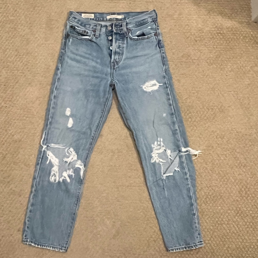 Wedgie fit Levi’s straight leg distressed jeans